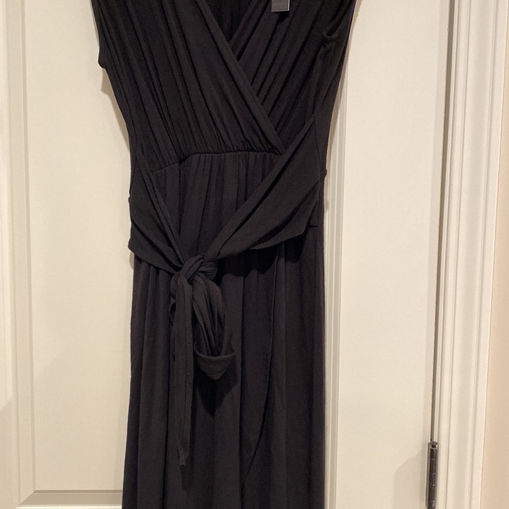 Black sleeveless v neck dress